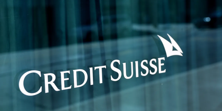 Más problemas bancarios: Credit Suisse se desploma un 30% al retirar su apoyo su principal accionista