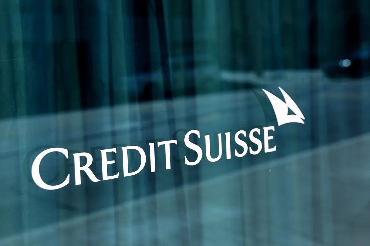 Más problemas bancarios: Credit Suisse se desploma un 30% al retirar su apoyo su principal accionista