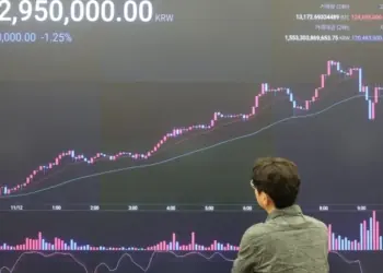Analistas sugieren que invertir en bitcoin tiene que ser a largo plazo, por lo menos entre dos y tres años. El martes, la criptomoneda llegó al máximo histórico de 89,982 dólares.