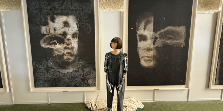 Retrato de Turing creado por robot de IA supera el millón de dólares en subasta de Sotheby s