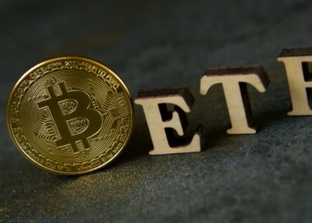 ETFs de Bitcoin Suman $676 Millones en un Día, Mientras se Acercan a Las Tenencias de Satoshi