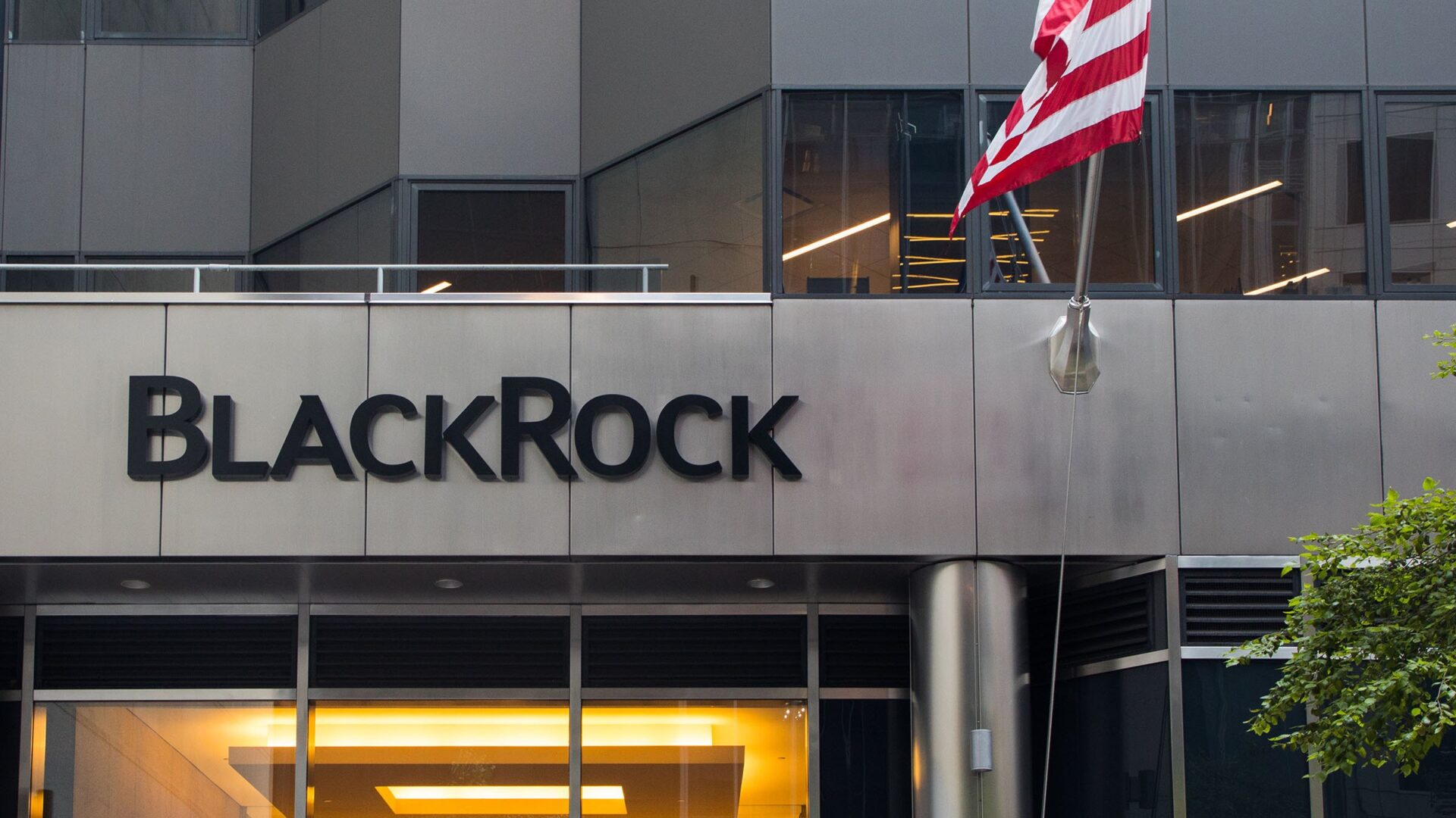 ETF IBIT de BlackRock Alcanza Los $50.000 Millones en Tiempo Record a Medida que Bitcoin Supera Los $100.000