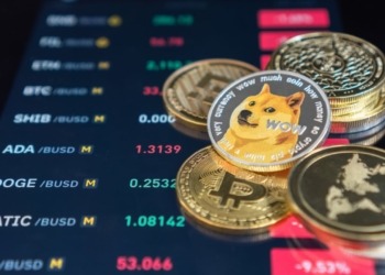 Dogecoin, XRP y Solana Caen Mientras Bitcoin se Tambalea en $97.000