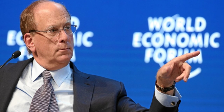 Adopción de Bitcoin podría elevar el precio a 700,000 dólares, según Larry Fink, CEO de BlackRock 1 Adopción de Bitcoin podría elevar el precio a 700,000 dólares, según Larry Fink, CEO de BlackRock