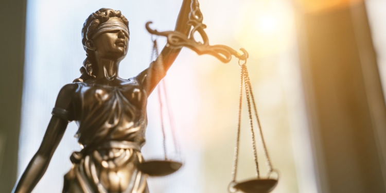 Jueza suspende demanda de la SEC contra Coinbase debido a fallos conflictivos