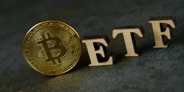 ETFs de Bitcoin registran pérdidas de 929 millones de dólares en febrero[1][2][3]