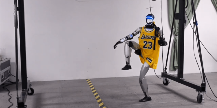 Robots que imitan los movimientos de Cristiano Ronaldo y LeBron James[1]