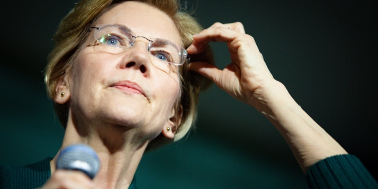 Senadora Elizabeth Warren apoya a la industria de criptomonedas contra la discriminación bancaria