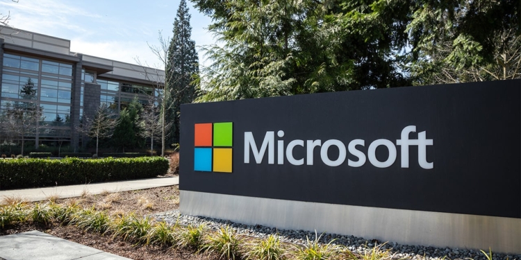 Acciones de Microsoft caen después de cancelar contratos de centros de datos