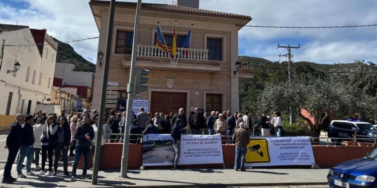 Los habitantes de la Solana protestan ante la inacción del Ayuntamiento de la Barraca 1 Los habitantes de la Solana protestan ante la inacción del Ayuntamiento de la Barraca