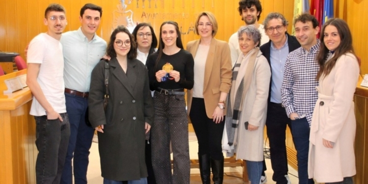 Paula Sevilla expresa su gratitud hacia La Solana de una manera sorprendente