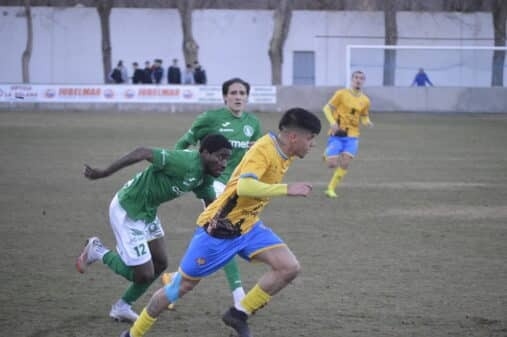 El Atlético Tomelloso se acerca a La Solana y La Roda en una emocionante batalla por la gloria.