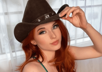 "Amouranth, la aclamada creadora de OnlyFans, encara a delincuentes informáticos con pistola en mano"