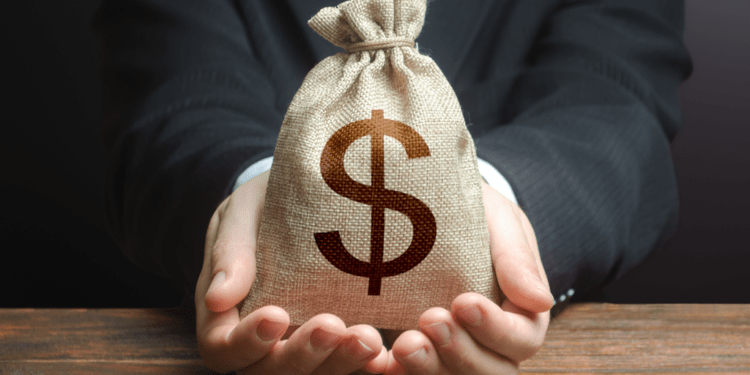 ¿Cómo consiguió un inversor ganar 6,8 millones de dólares con transacciones sofisticadas de Bitcoin y Ethereum?