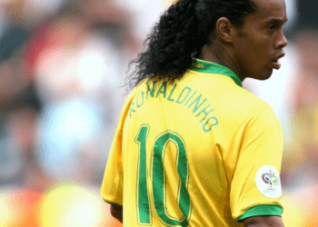 "El estreno de la moneda virtual de Ronaldinho se salda con un desplome del 18% tras rumores de tratos favorecedores"