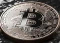 Inversores Desatan un Tsunami de $2.700 Millones en Bitcoin: Récord Semanal en 2025