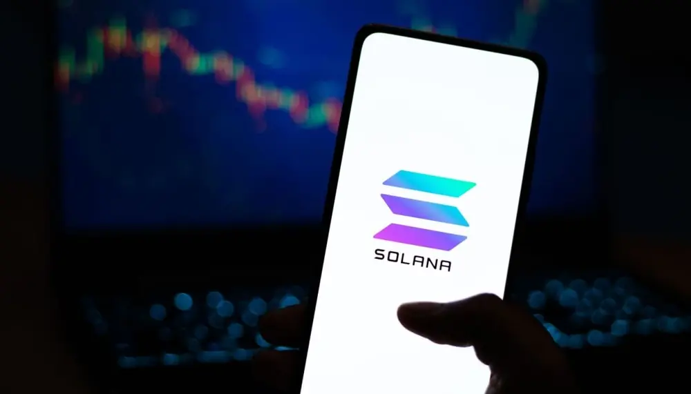 Solana asegura mil millones de dólares y desafía a Ethereum en el mundo de las criptomonedas.