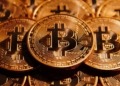El bitcoin se tambalea ante la incertidumbre: ¿por qué el oro brilla con un 5,4% de subida en medio de la guerra arancelaria?