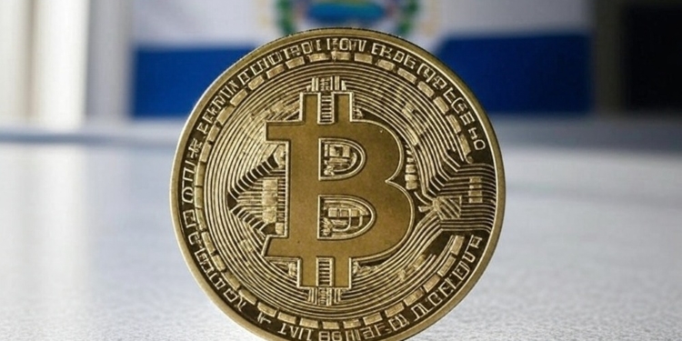 El Salvador da un paso clave en su compromiso fiscal al dejar de acumular más bitcoin, según el FMI.