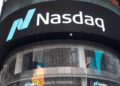 Una empresa de inteligencia artificial se lanza a la compra de $300 millones en Bitcoin y TRUMP, desafiando las advertencias del Nasdaq.