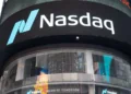 Una empresa de inteligencia artificial se lanza a la compra de $300 millones en Bitcoin y TRUMP, desafiando las advertencias del Nasdaq.