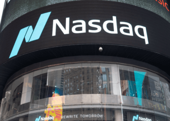 Una empresa de inteligencia artificial se lanza a la compra de $300 millones en Bitcoin y TRUMP, desafiando las advertencias del Nasdaq.