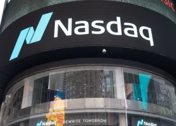 Una empresa de inteligencia artificial se lanza a la compra de $300 millones en Bitcoin y TRUMP, desafiando las advertencias del Nasdaq.