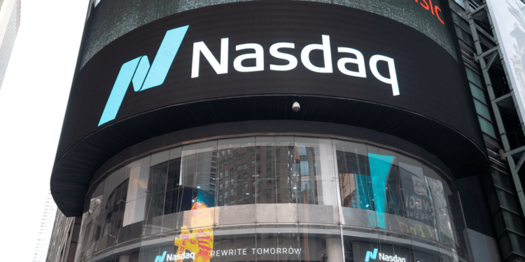 Una empresa de inteligencia artificial se lanza a la compra de $300 millones en Bitcoin y TRUMP, desafiando las advertencias del Nasdaq.