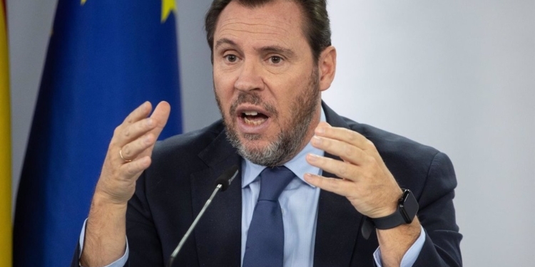 El enigmático Capitán Bitcoin finalmente revela su verdadera identidad y el ministro Óscar Puente lo celebra.