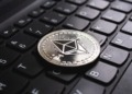Ethereum marca el paso en el auge de las criptomonedas mientras Bitcoin se acerca a sus cotas más altas