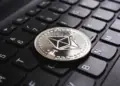 Ethereum marca el paso en el auge de las criptomonedas mientras Bitcoin se acerca a sus cotas más altas
