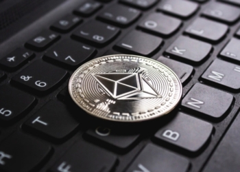 Ethereum marca el paso en el auge de las criptomonedas mientras Bitcoin se acerca a sus cotas más altas