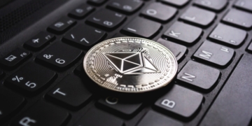 Ethereum marca el paso en el auge de las criptomonedas mientras Bitcoin se acerca a sus cotas más altas
