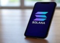 Solana Mobile desvela su innovador smartphone Seeker y presenta el impactante token SKR.