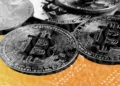 Estrategia de Inversión: ¿Por qué disminuyen las compras de Bitcoin mientras su valor se desploma?