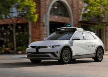 Incendian vehículos autónomos de Waymo en protesta contra ICE en Los Ángeles