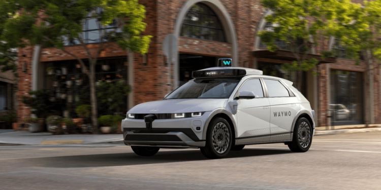 Incendian vehículos autónomos de Waymo en protesta contra ICE en Los Ángeles