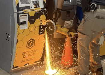 Alguaciles de Texas Destruyen Cajero de Bitcoin con Herramientas para Recuperar $32.000 en Efectivo