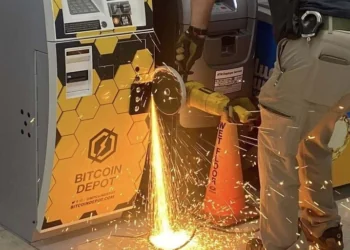 Alguaciles de Texas Destruyen Cajero de Bitcoin con Herramientas para Recuperar $32.000 en Efectivo