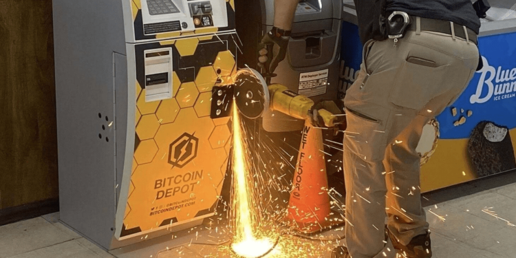 Alguaciles de Texas Destruyen Cajero de Bitcoin con Herramientas para Recuperar $32.000 en Efectivo