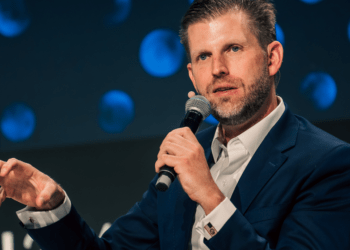 Eric Trump desvincula su nombre del acuerdo de Tron con el Nasdaq a pesar de su posición en la junta directiva.