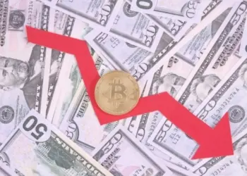 Bitcoin se enfrenta a una caída tras alcanzar niveles récord: ¿qué riesgos macroeconómicos y presiones en el mercado de derivados están en juego?