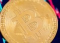 ¿Imaginas lo que tendrías ahora si hubieras apostado 1.000 dólares en bitcoin hace diez años? Su valor ha aumentado un 44.500% desde 2015.
