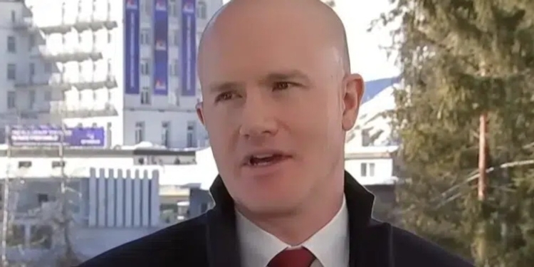 El CEO de Coinbase advierte: ¿Podría el Bitcoin reemplazar al dólar si EE. UU. incumple su deuda?