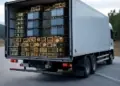 Un camión de minería de Bitcoin se conecta de manera clandestina a la red eléctrica de un pueblo ruso