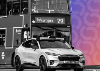 Mientras en Los Ángeles destruyen vehículos autónomos, Londres sugiere ensayos de coches sin conductor.