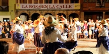 La espectacularidad de La Rosa del Azafrán ilumina la Plaza Mayor de La Solana
