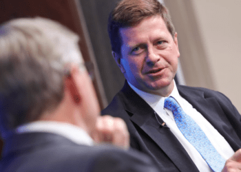 El ex Presidente de la SEC que demandó a Ripple se enfrenta ahora a Roman Storm