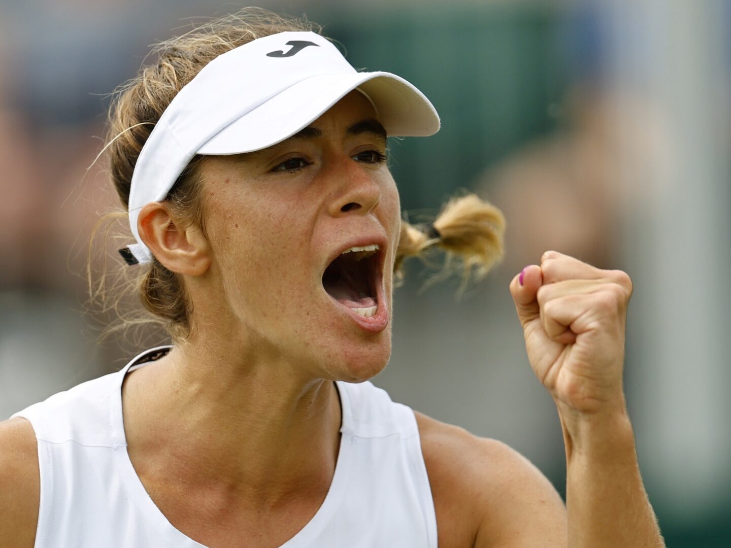 Confrontación apasionante: Solana Sierra y Cristina Bucsa luchan por alcanzar los octavos de final en Wimbledon
