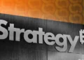 ¿Un giro inesperado? Strategy vende acciones por 4.200 millones tras frenar las compras de Bitcoin.